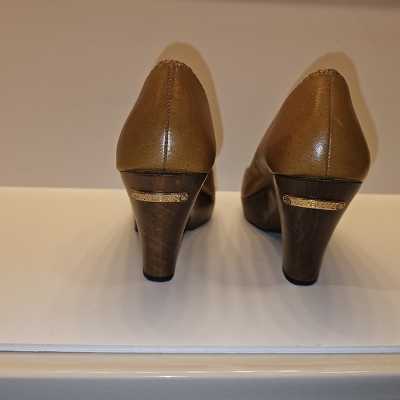 Michael Kors Elegant Tan Wooden Wedge Heels - Picture 5 of 9